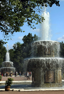 Одни из самых красивых фонтанов парка - Римские.