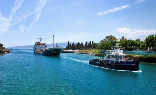 Проход судна на буксире через Коринфский канал.