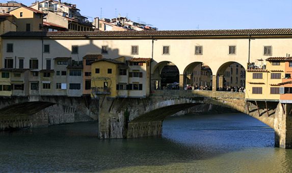 Старинный мост Vecchio через реку Arno. Флоренция.