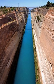 Коринфский канал, соединяющий Ионическое и Эгейское моря. Ширина 24 метра. Полуостров Пелопоннес.