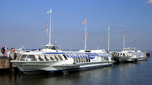 Пристань и "Метеоры", отправляющиеся в Питер.