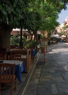 Столики таверны "Byzantino" прямо на тротуаре в Плаке.