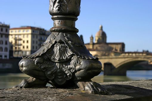 Фонари на лапах вдоль набережной реки Arno. Флоренция.