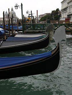 Гондолы на стоянке на фоне церкви Santa Maria della Salute.