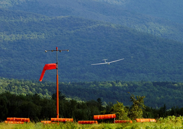 Заход на посадку на фоне зеленых гор.