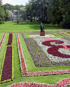 Цветник перед Гранитной террасой. Екатерининский парк. Пушкин.
