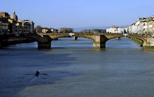 Мост Santa Trinita через реку Arno. Флоренция.