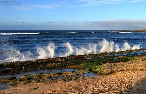 Вечерний прибой на пляже Ho'okipa.