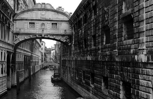 Мост Вздохов, соединяющий дворец Palazzo Ducale и тюрьму.