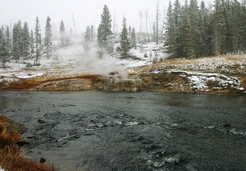Прибрежный гейзер (Riverside geyser).