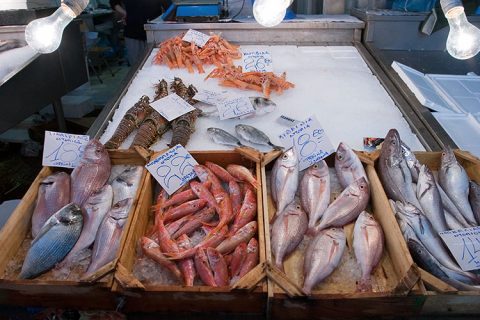 Рыбный рынок: лобстеры, окуни, креветки. Небольшие красные рыбки по 22 евро за кг - red mullet или barbouni (барабулька) - исключительные по вкусовым качествам!