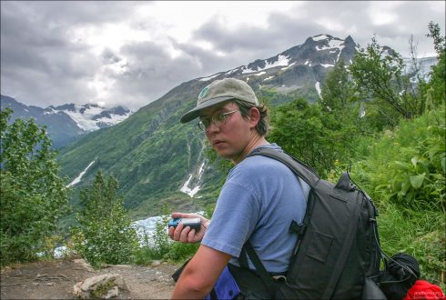 Вверх по тропе Harding Ice field trail.