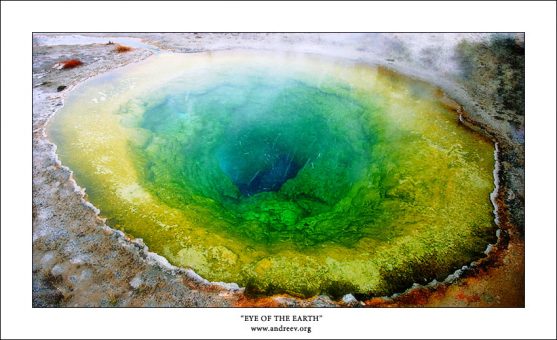 "Глаз Земли" Один из самых удивительных горячих источников в парке Йеллоустоун - "Morning Glory". Раньше родник был почти полностью голубого цвета с желтой окантовкой. Но из-за загрязнений (в том числе, из-за окисляющихся монет, бросаемых туристами) цвет источника постепенно меняется в сторону зеленого, а желтые края все больше заползают внутрь. Источник горячий, поэтому виден пар, особенно в холодное время года.