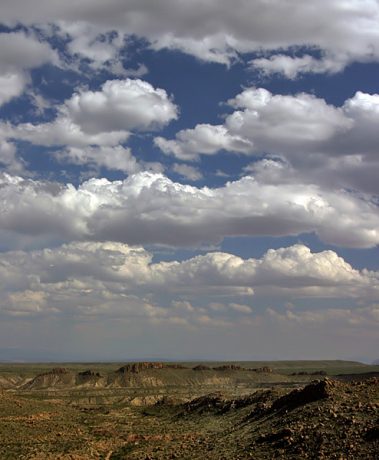Облака над холмами Grapevine Hills.