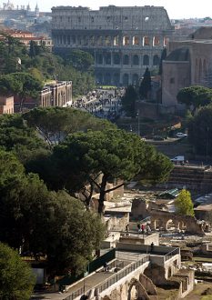 Вид с террасы дворца Виктора Эммануэля на Колизей и Римский Форум.
