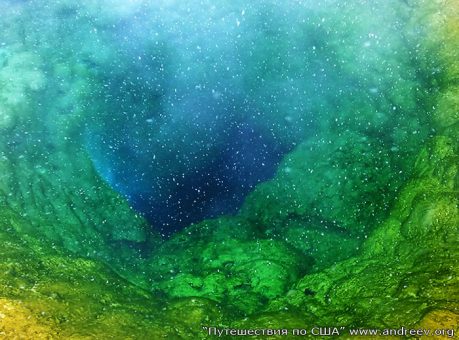 Недра родника Morning Glory pool.
