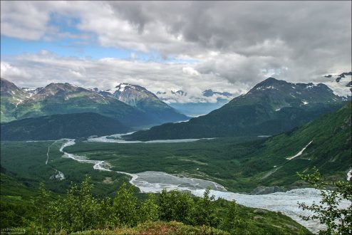 Нижняя часть ледника Exit Glacier и река Воскресения на заднем плане.