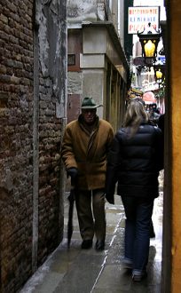 Узкая сухопутная улочка.