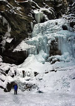 Застывший водопад Cascata di Lillaz.
