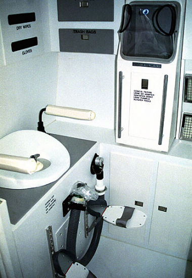 Туалет космонавта. Международная космическая станция "Мир". Kennedy Space Center, Мыс Канаверал.