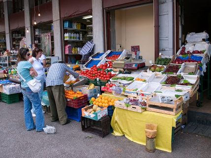 Овощная и фруктовая части Центрального рынка.
