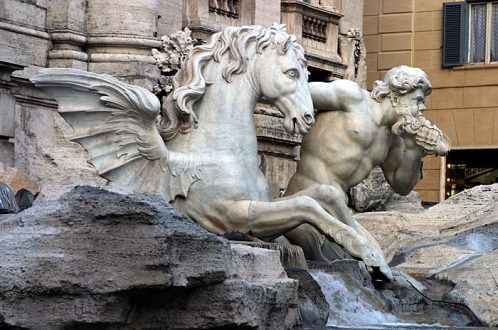 Фрагмент фонтана де Треви: Тритон и спокойный крылатый конь, символизирующий такое же море.