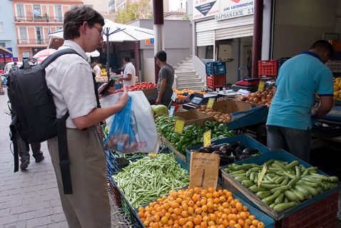 Покупаем локву (loquat, Eriobotrya japonica) на Центральном рынке.