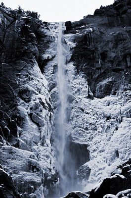 Ледяное покрытие на скале вокруг водопада "Bridalveil fall".