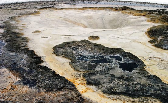 Кремовая поверхность заснувшего гейзера. Upper geyser basin.