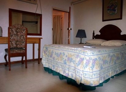 Простой номер в гостинице "Hotel Maya" на мексикано-белизской границе.