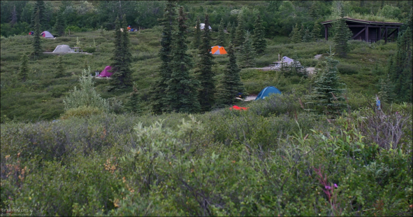 Палаточный городок около озера Wonder lake.