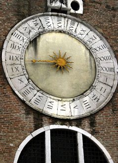 Часы San Giacomo di Rialto (1410) на одной из самых старых венецианских церквей.