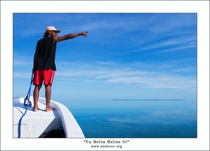 А нырять мы будем в-ооон там! Гид с якорем в руке показывает предполагаемое место ныряния. На горизонте – остров, часть кораллового рифа.