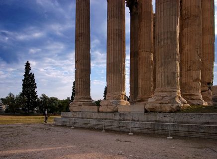 Огромные колонны храма Зевса-олимпийца, и фигурка у подножия для масштаба.