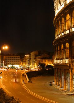 Район вокруг Колизея ночью.