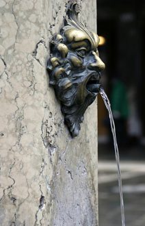 Уличный питьевой фонтанчик.