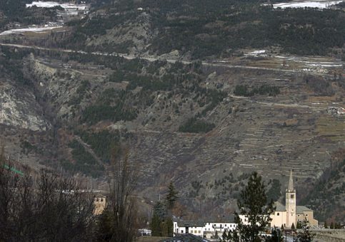 Церковь у подножия гор.