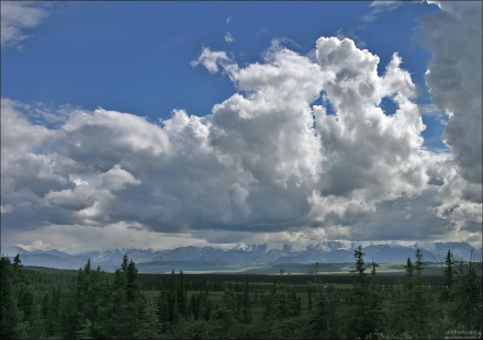 Высокие облака над горной грядой Alaska range.
