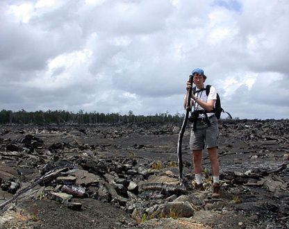 Через 10 лет после извержения растительность только-только начинает пробиваться.