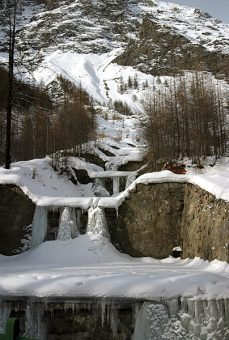 Застывший водопад в национальном парке Gran Paradiso.