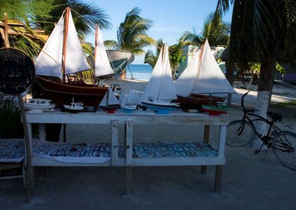 Сувенирные парусники и бусики.