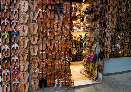 Лавочка сандалей в Плаке.