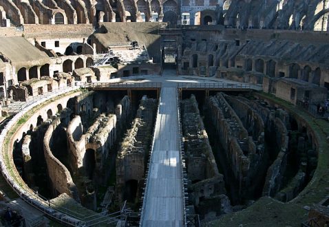 Арена в Колизее. Внизу находились помещения для гладиаторов и диких животных.