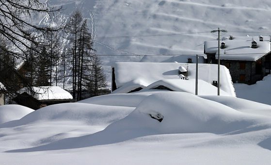 Домик, укутанный снегом.