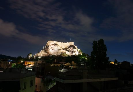 Подсвеченные стены Акрополя поздно вечером. Снимали с крыши гостиницы.