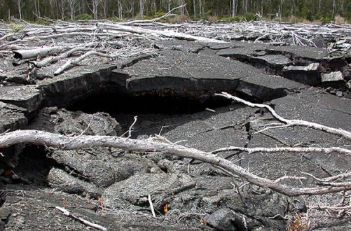 Опасные разломы в лаве.