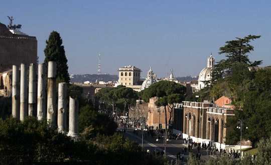 Вид из Колизея на улицу Via Imperiali.