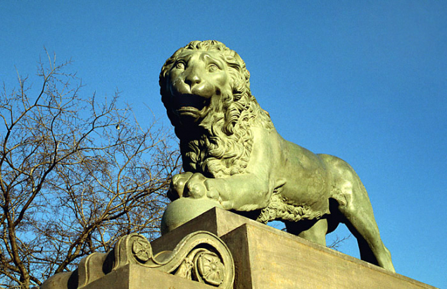 Лев на Адмиралтейской набережной.
