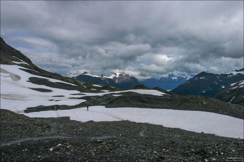Чередующиеся снежные "лужайки" высоко в горах Kenai Mountains.