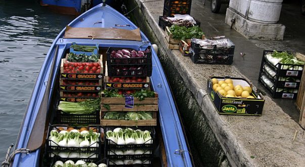 Доставка фруктов и овощей водным путем.